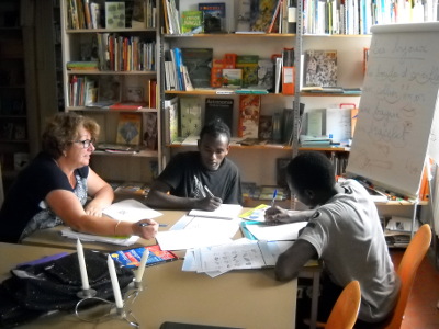 Cours aux migrants