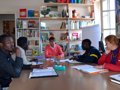 Cours aux migrants